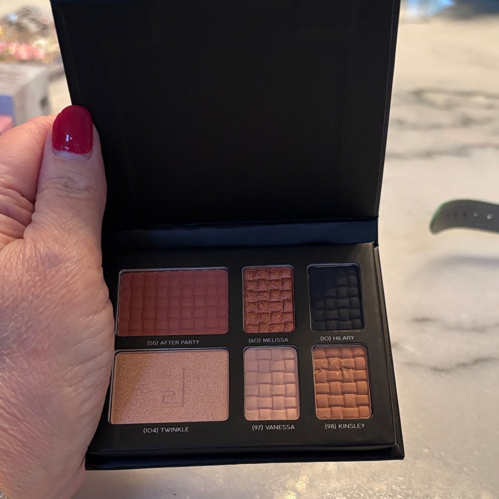 Doucce Freematic Eye Shadow Palette / On The Go Palette